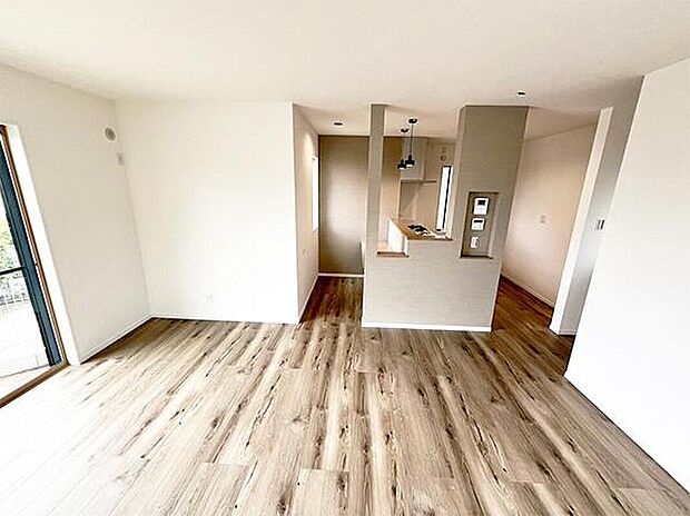 【リビング】◆明るく温かみを感じるリビング
南側に大きな窓のある間取りは、日差しが入り快適で解放感があります。