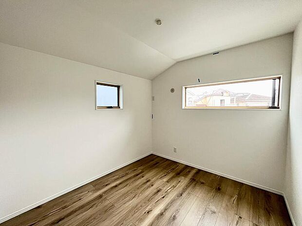 【リビング以外の居室】◆南側の陽光を取り込む洋室
二面採光の5.25帖の洋室は、南向きで明るい空間。収納付きで部屋も片付きます。