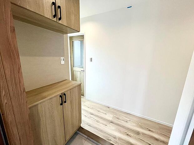 【玄関】◆便利なシューズインクローゼット
下駄箱と対面方向にシューズインクローゼットを設けました。ベビーカーやアウトドア用品、外で使うおもちゃなど様々なものが収納でき便利です。