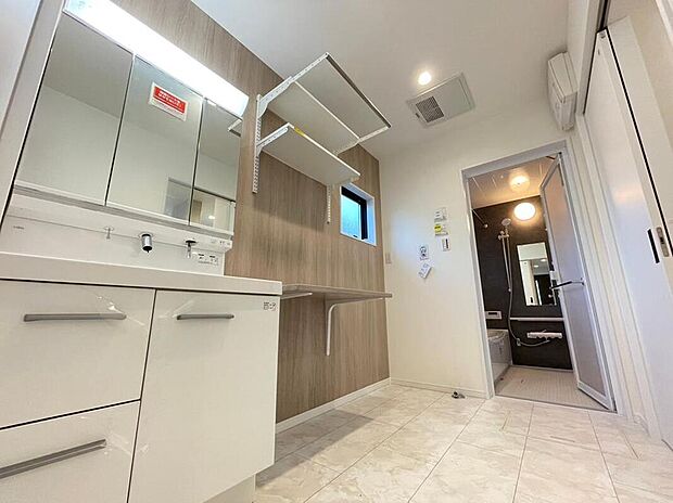 【洗面台・洗面所】◆収納量豊富な洗面所
タオルや洗剤などの置き場に便利な可動棚付きの洗面所。毎日使うからこそスッキリした空間でストレスフリーに！（1号棟）