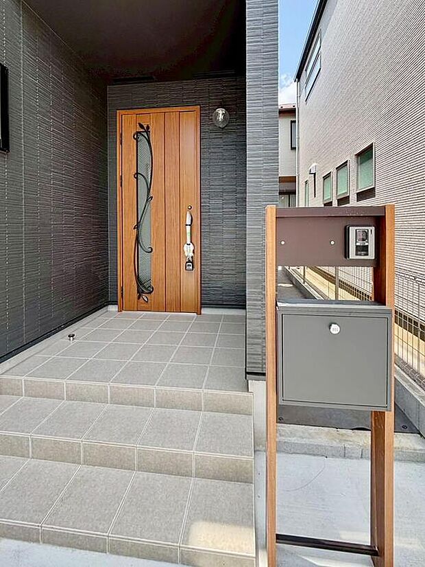 【現地外観写真】◆スタイリッシュな玄関ポスト
庭には、自転車を停められるスペースも確保されています。（2号棟）