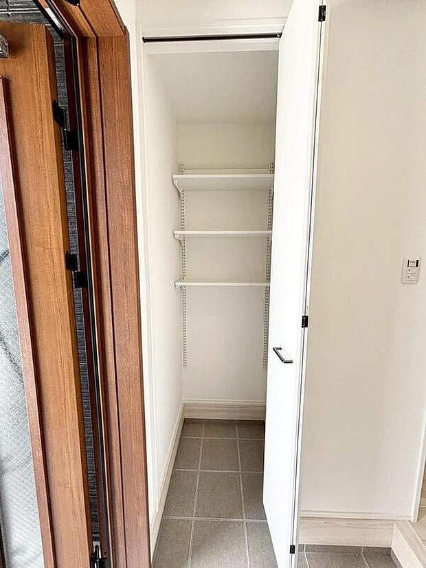 【玄関】◆ベビーカーやスポーツ用品などたくさん収納いただけます！（2号棟）