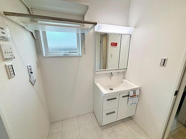 【洗面台・洗面所】◆朝の身支度もばっちりな三面鏡♪
ミラー裏に歯ブラシや化粧品等をスッキリ収納頂けます！（2号棟）