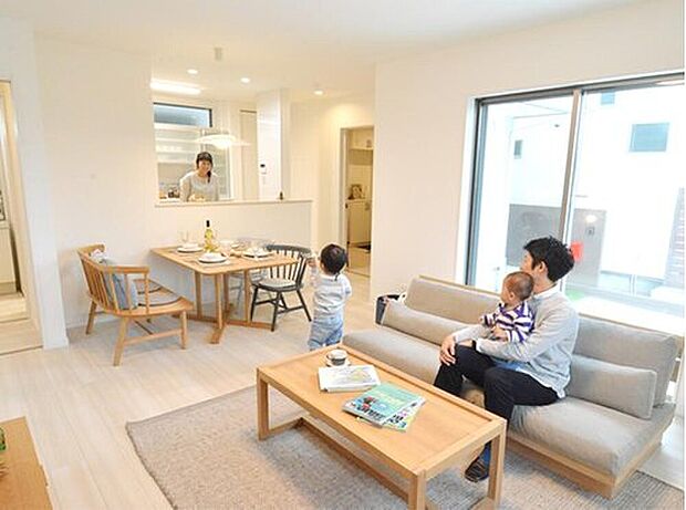 【高気密・高断熱】夏を涼しく、冬は暖かく暮らしたい。
そんな想いを叶えるために秀建の家は、高気密・高断熱性能を追求し続けています。
断熱材・基礎・壁・窓に至るまで建物全体において高気密・高断熱を高めるための施工・建材の採用を行っています。