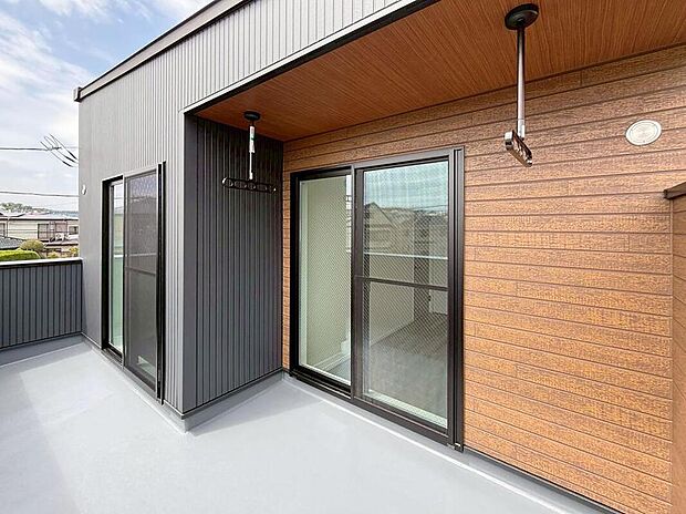 【バルコニー】◆2部屋からアクセス可能な南向きのバルコニー♪
明るい陽光が差し込み家全体が心地よい空間になっております。