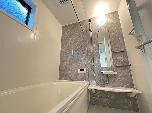 【浴室】◆保温力抜群のお風呂
お風呂には窓があり、閉塞感なくゆったりとしたバスタイムを楽しめます。冷めにくい浴槽を採用しているので、追い炊き時間も短く経済的です。