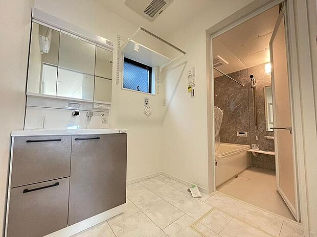 【洗面台・洗面所】◆朝の身支度もばっちりな三面鏡♪
ミラー裏に歯ブラシや化粧品等をスッキリ収納頂けます！