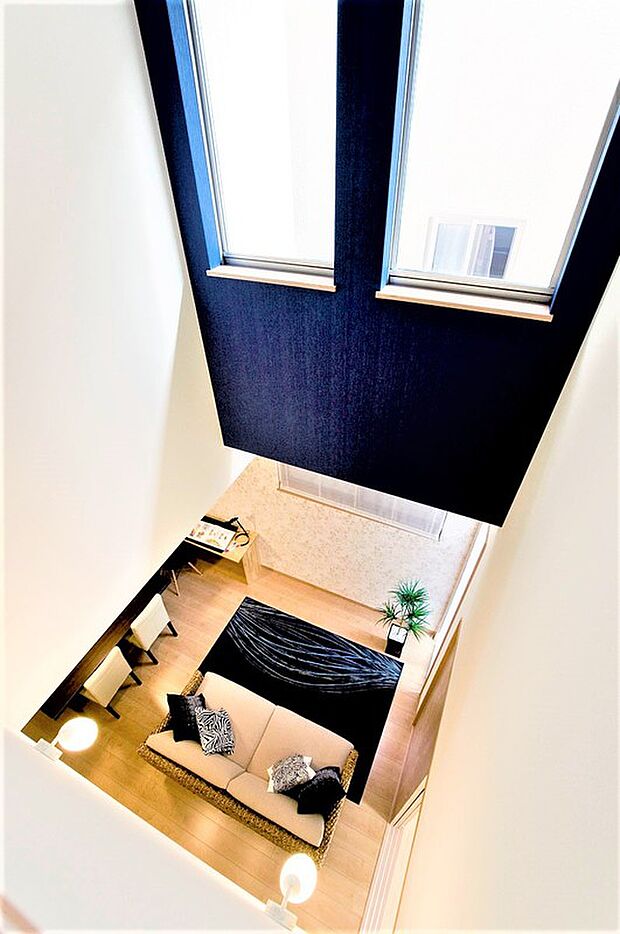 リビング中央部に吹き抜けを設けると採光と開放感をWで取り入れ可能です。