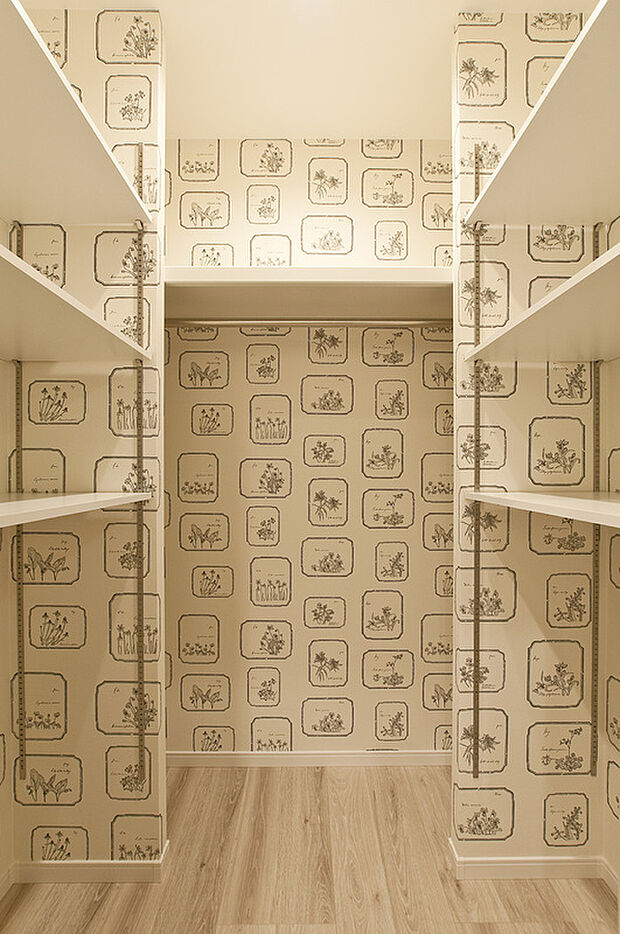 【パントリー】
備蓄食品、お水等あらゆるもの収納が可能です、収納スペースを大きく作る事でお部屋に余計な物がでなくなるので、LDKも広く使えます。（当社施工例）