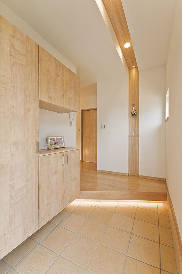 【間接照明】玄関に間接照明を入れることにより、第一印象で高級感を演出することが出来ます。専属の建築士がご要望の場合には照明デザインもご提案致します。(オプション扱い)(当社施工例)