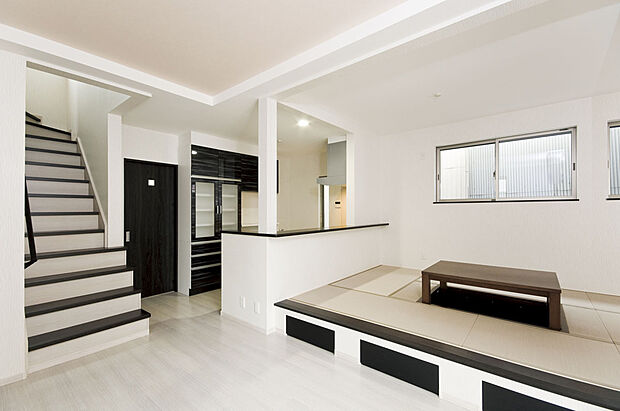 【MADE IN ミヤマの豊富な施工実績♪】一段上げた和スペースは収納力もあり無駄がありません。
自然と食卓に家族が集まる家族団欒のスペースです。