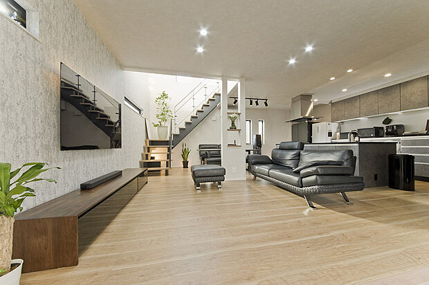 【広々リビングは開放感があります。】20帖以上のリビングは開放感があります。又家具は黒を基調に配置しエグゼクティブな仕上がりに!(当社施工例)