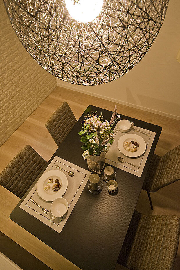 【ダイニングスペース】どこかにお出かけディナーの気分を楽しめる、ダイニング空間となっております。(当社施工例)