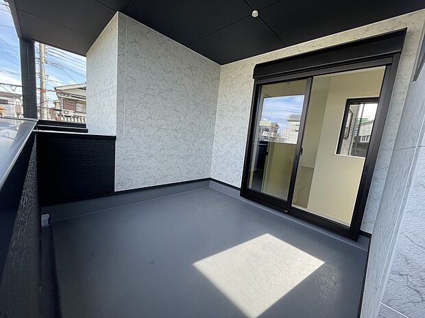 【【インナーバルコニー】】テラス要らずの広々バルコニー。ホールから入れる導線になっているのもポイントです。これなら外出時の急な雨にも安心してお出かけ可能です。(当社施工例)