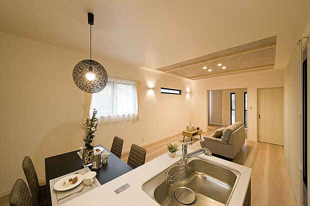 【【フルフラットキッチン】】御客様のオプション希望率ナンバーワンのフルフラットキッチン、ダイニング・リビング、和室と繋がりのある空間でキッチンから全空間見渡せる設計となっております。(当社施工例)