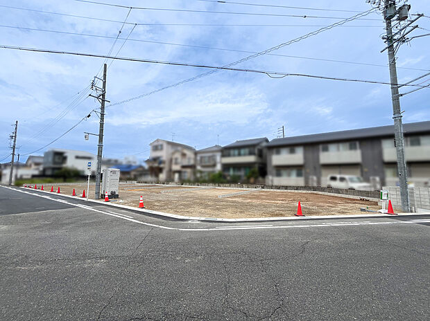 全6区画が南向きの分譲地。整形地で高低差が少なく、プランニングしやすい分譲宅地です。現地(2026年9月)撮影。