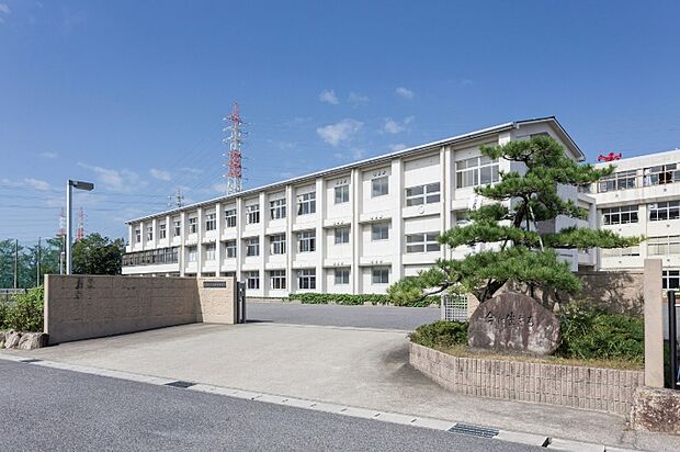 日進西中学校(約1,900m)