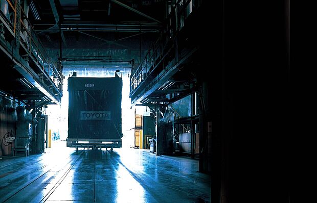 【高品質を実現する工場生産】トヨタホームは、より良い品質を実現するために、住まい全体の約85%を天候に左右されにくく、統一施工を実現できる工場で生産しています。