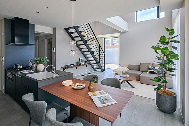 【建物プラン例】「広々としたリビングでゆとりの時間を過ごしたい」そんな住まいづくりの夢を叶えます。耐力壁や柱が出ない構造で自由なプランニングが可能です。