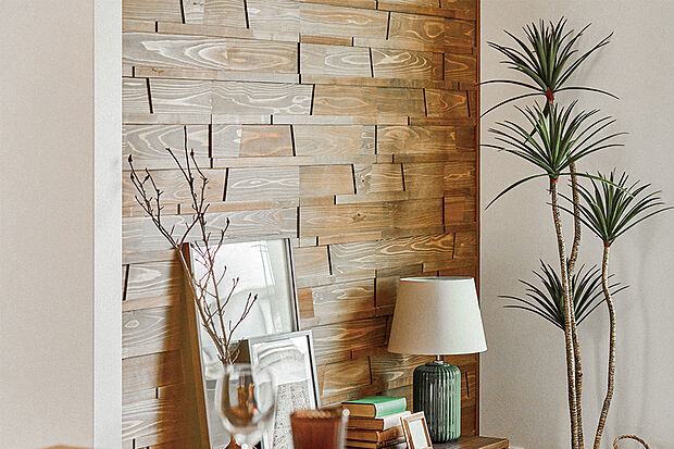 【木もれ美】
厚みや幅の異なる国産の杉材を貼り合わせた、独特の肌ざわりや素材感が特徴。多くの芳香を放出し、調湿効果も最大限発揮できるようにしています。※号棟により採用状況が異なります。