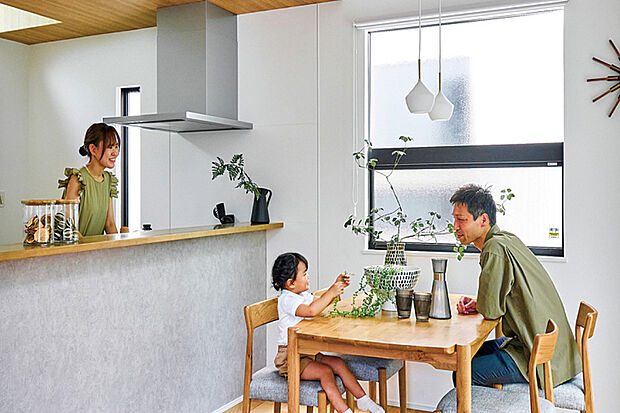 【ハイオープンキッチン】
コミュニケーションがとりやすいハイオープンキッチン。料理や後片付けをしながら家族との会話を楽しんだり、遊ぶ子どもを見守れます。※写真はイメージです。