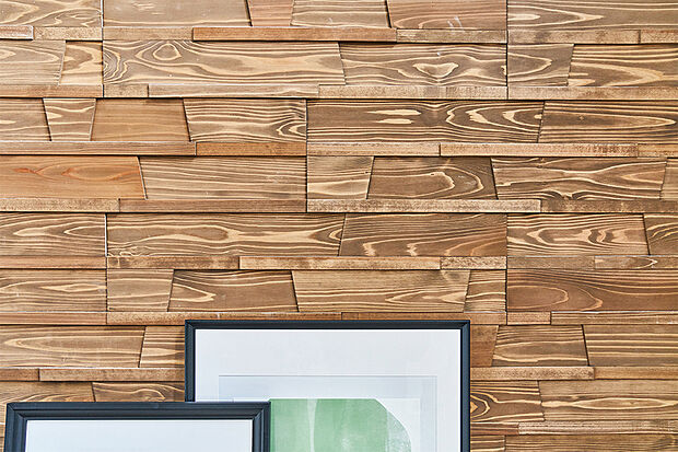 【木もれ美】
厚みや幅の異なる国産杉材を使用した壁装飾パネル。無垢材ならではの調湿効果と風合いが、居心地のよい空間を創ります。※画像はイメージです。※号棟により採用状況が異なります。