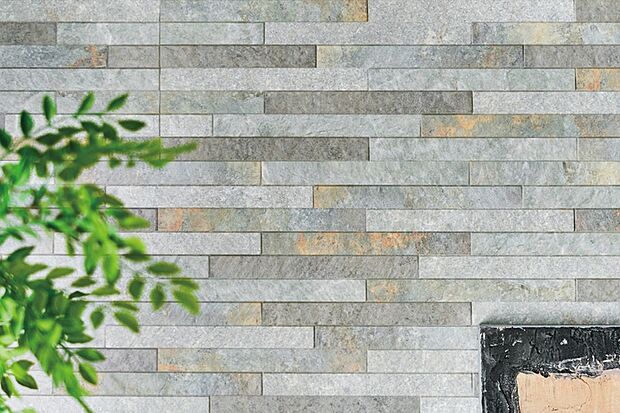 【グラビオエッジ】
流れ石がモチーフのリアルな仕上がりの不燃デザイン壁材。格調と品格を生むエンボス加工を施すことによって自然感のある陰影を表現。※画像はイメージです。※号棟により採用状況が異なります。