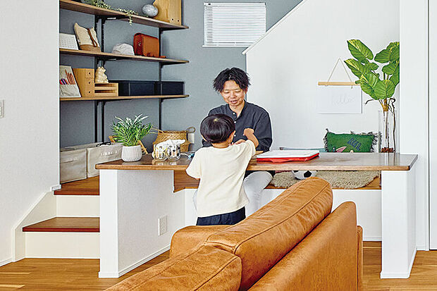 【家族とつながるスキップDEN】
リビングの一角に、段差を活かして空間をゆるやかに区切ったスキップDENを設けました。自分時間を満喫できます。※号棟により採用状況が異なります。※画像はイメージです。