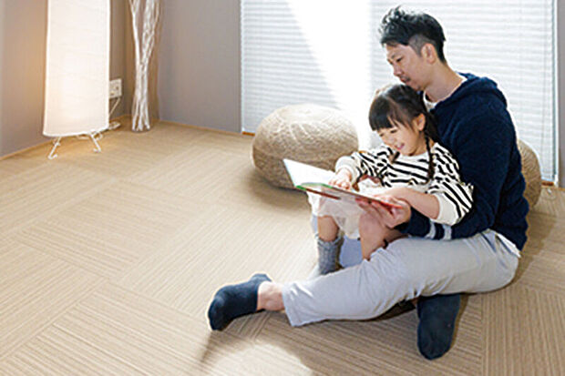 【コネクトルーム】
趣味や家事などに活用できるコネクトルーム。リビングとフラットにつながることで、家族の温もりや空間の広さも享受できます。※画像はイメージです。※号棟により採用状況が異なります。