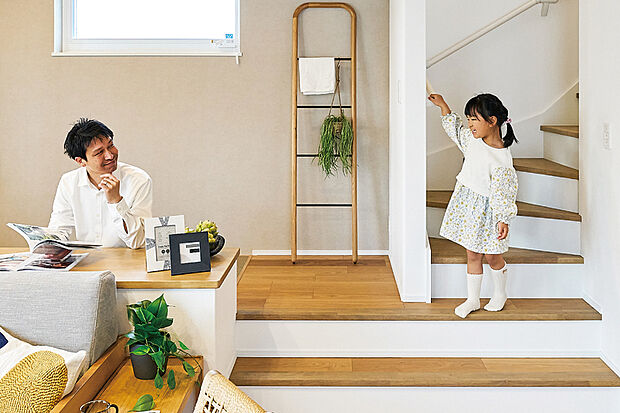 【【リビング階段】】外出や帰宅時に必ずリビングを通る動線を計画しました。顔を合わせる機会が増え、家族のコミュニケーションが充実します。※号棟により採用状況が異なります。