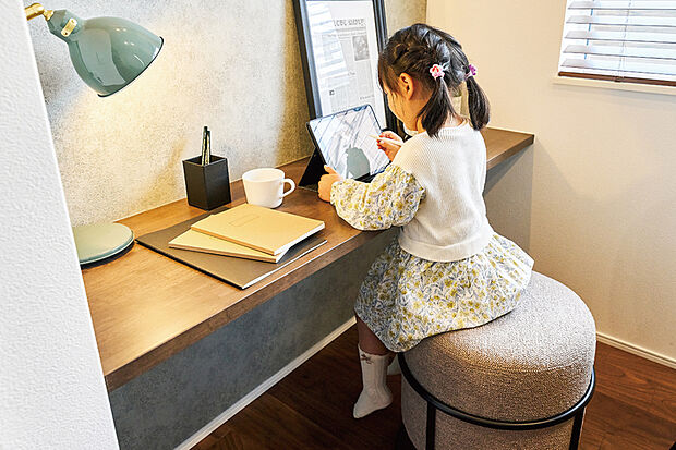 【【シェアカウンター】】リビングに配置したシェアカウンターは子どもの勉強を見守るリビング学習に最適。家事の合間に調べ物をしたり、家事と在宅ワークの両立にも役立ちます。※号棟により採用状況が異なります。