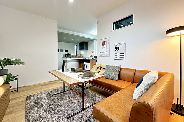 【【リビング】】家族が集いやすいゆとりを確保し、おしゃべりやコミュニケーションがとりやすいレイアウトを考えた、居心地のよいリビングです。