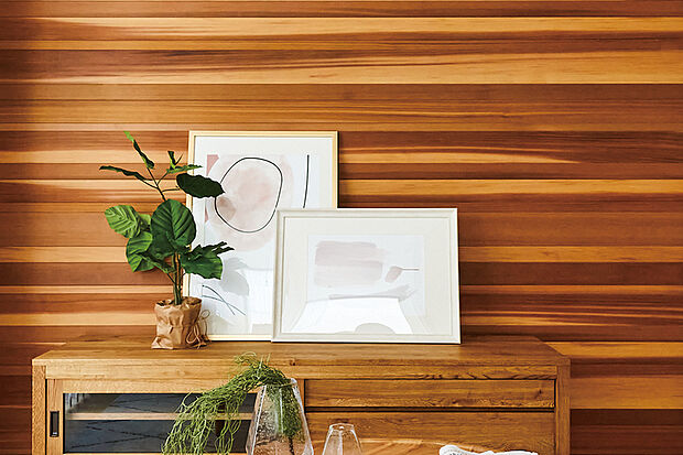 【【ウッドパネル/the wall】】木特有の色の濃淡が個性豊かな表情を作り出します。目で楽しむだけでなく、触って撫でて、木のぬくもりを全身で感じられます。※号棟により採用状況・カラーは異なります。※画像はイメージです。