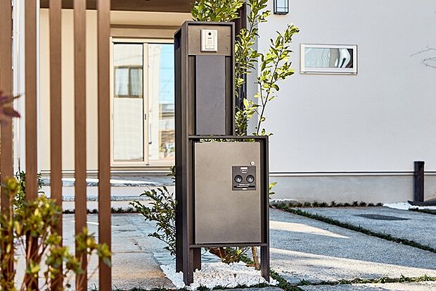 【【宅配ボックス付門柱】】宅配ボックス、ポスト、TVホンが一体となったスタイリッシュかつ機能的な門柱を採用。外出時はもちろん、家事で手が離せない時も荷物を受け取れます。※1号棟モデルハウス/2025年12月撮影