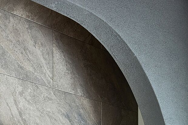 【【ポラスオリジナル「寂び土」】】日本固有の文化である侘び寂びを、イメージカラ― で提案した室内用珪藻土左官壁を壁面の一部に施しました。※1号棟モデルハウス/2025年12月撮影