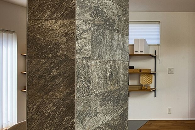 【【呼吸する壁「エコカラットプラス」】】天然石の模様を再現したエコカラットプラスを壁の一部に採用しました。調湿機能で有害な物質も低減しながら空間を飾ります。※1号棟モデルハウス/2025年12月撮影