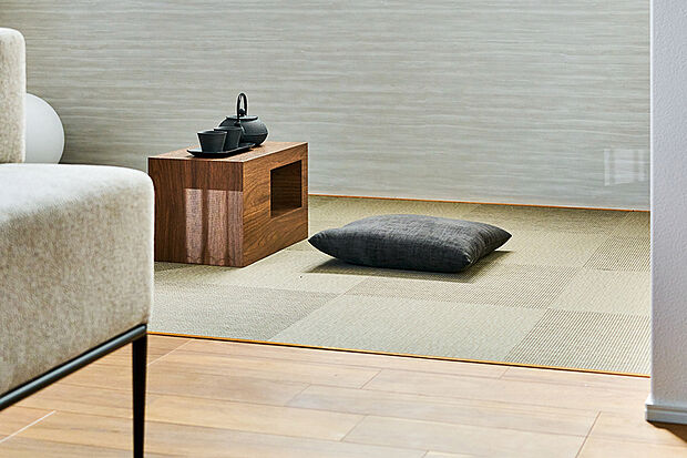 【【コネクトルーム/フラットDEN】】心地よい肌触りのテキスタイルフロアが、リビングを緩やかにゾーニング。家事や遊びなど、幅広く活用できます。※画像はイメージです。※号棟により採用状況が異なります。