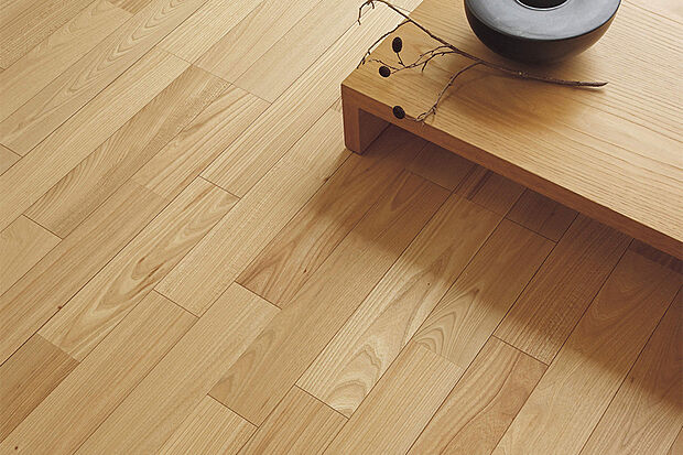 【【銘樹モクトーン】】SIAA認証の抗菌・抗ウイルス加工を施し、美しさと安心を兼ね備えた突板フローリングです。※画像はイメージです。※号棟により採用状況が異なります。