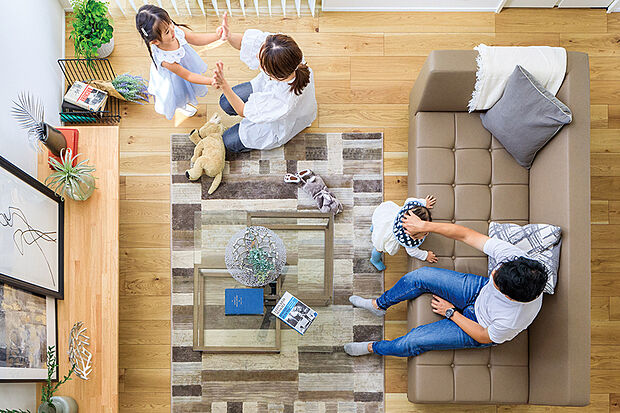 【【ワイドリビング】】食事や家族団らんをのびのびと過ごせて、ホームパーティーでもゆとりを持って楽しめるLDK空間を確保しました。※画像はイメージです。※号棟により採用状況が異なります。