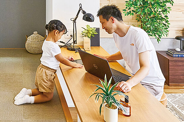 【【スキップDEN】】リビングとの空間をゆるやかに区切るスキップDEN。家族との繋がりを感じながら、趣味や在宅ワークなどの自分時間に集中できます。※画像はイメージです。※号棟により採用状況が異なります。