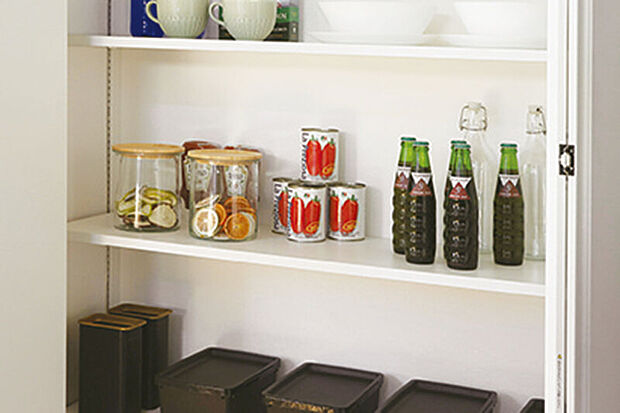 【【パントリーコーナー】】キッチン家電などをスッキリと収納しておけるパントリー。保存食なども保管しておけるので、いざという時の備えにも活躍します。※画像はイメージです。※号棟により採用状況が異なります。