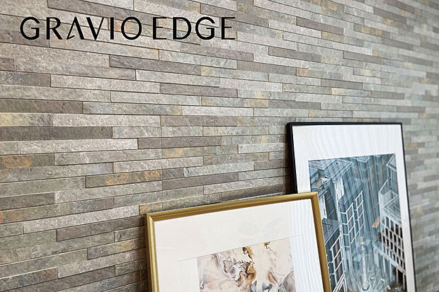 【【グラビオエッジ】】上質なリビングを演出するデザインウォールを採用。リアルな素材感のある意匠が、空間に新たな表情を描きます。※号棟によりカラー・デザイン設定が異なります。※画像はイメージです。