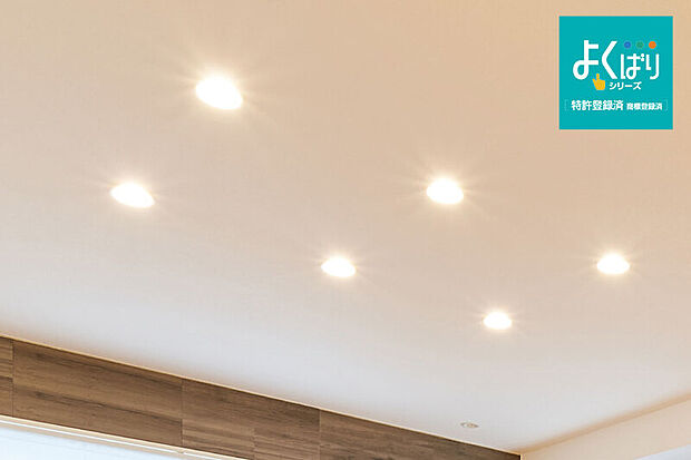 【【よくばりダウンライト】】空間を彩るLEDダウンライトをキッチンに設置しました。空間を広く見せながら、お料理中の手元を明るく照らします。※画像はイメージです。