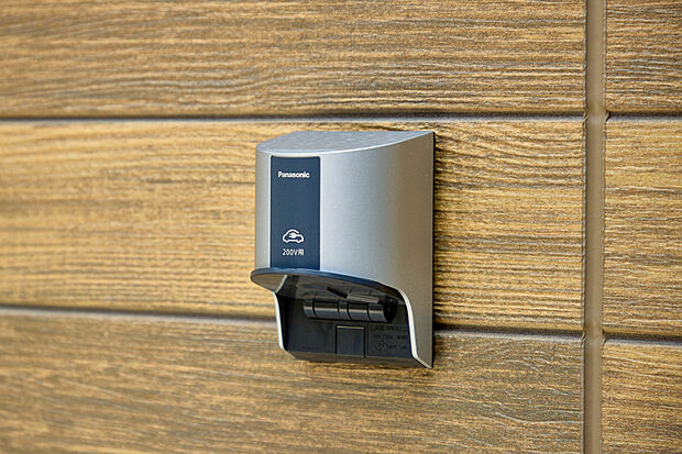 【【EV・PHEV充電用屋外コンセント】】エコカーライフをサポートする、電気自動車用の屋外コンセントを設置。時代の先進性を感じさせる洗練されたデザインと共に、充電ケーブルの接続のしやすさや、毎日の充電に求められる耐久性にも配慮しています。