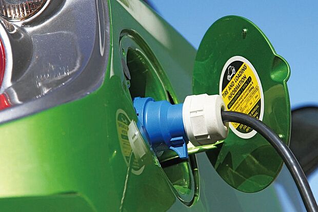 【【EV・PHEV充電用コンセント】】電気自動車用の屋外コンセントを設置。洗練されたデザインと共に、充電ケーブルの接続のしやすさや、耐久性にも配慮しています。※画像はイメージです。