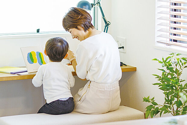 【【シェアカウンター】】リビングに配置したシェアカウンターは、子どもの勉強を見守るリビング学習に最適。家事と在宅ワークの両立にも役立ちます。※号棟により採用状況が異なります。※画像はイメージです。