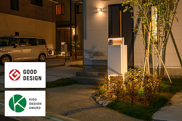 【【灯かりのいえなみ協定(R)】】暗くなるとLED外部照明が自動点灯。夜の街並みを美しく浮かび上がらせ、家を明るく照らすことで安全性を高める効果もあります。※照明の数や種類は号棟により異なります。※画像はイメージです。