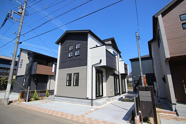 【現地写真　4号棟】　耐久性や耐震性、省エネルギー性など、国の定める基準を満たした長期優良住宅。様々な税制優遇を受けることができる、機能性と安心を兼ね備えた永く快適に暮らせる住まいです。