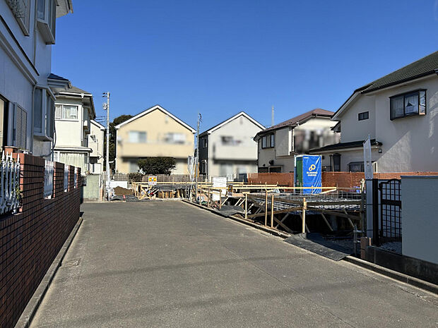 【1号棟、2号棟】　一橋学園駅徒歩19分、国分寺駅バス17分（最寄りバス停、鈴木一丁目まで徒歩4分）、花小金井駅バス13分（最寄りバス停、官舎前まで徒歩4分）の閑静な住宅街です。