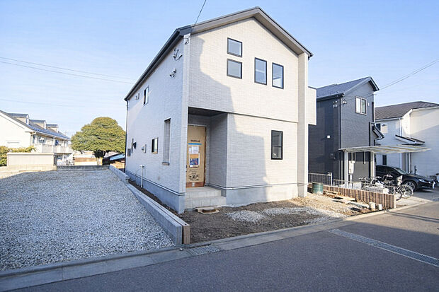 【外観】　光と影がゆるやかに行き交い、これから紡がれる物語を静かに待っているような、そんな一邸です。